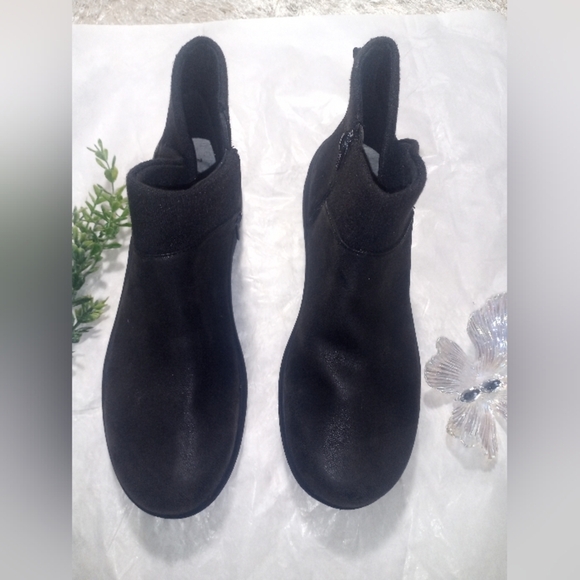 Clarks Black Ankle Boots Sleek Design - Picture 1 of 12